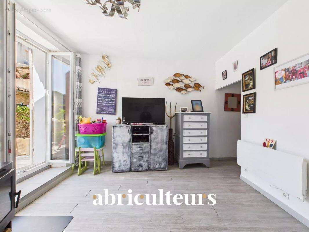 Maison à LA ROQUE-D&#039;ANTHERON