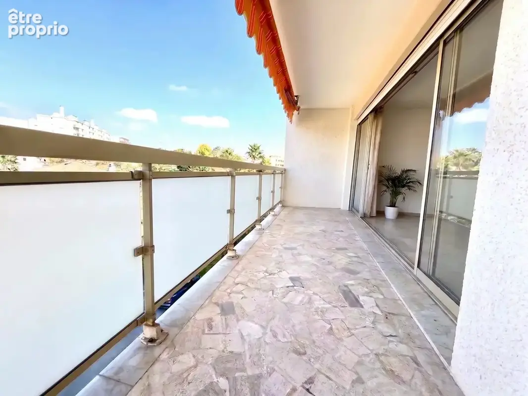 Studio lumineux avant dernier étage avec terrasse à 250m des plages avec stationnement – Juan-les-Pins - photo 3