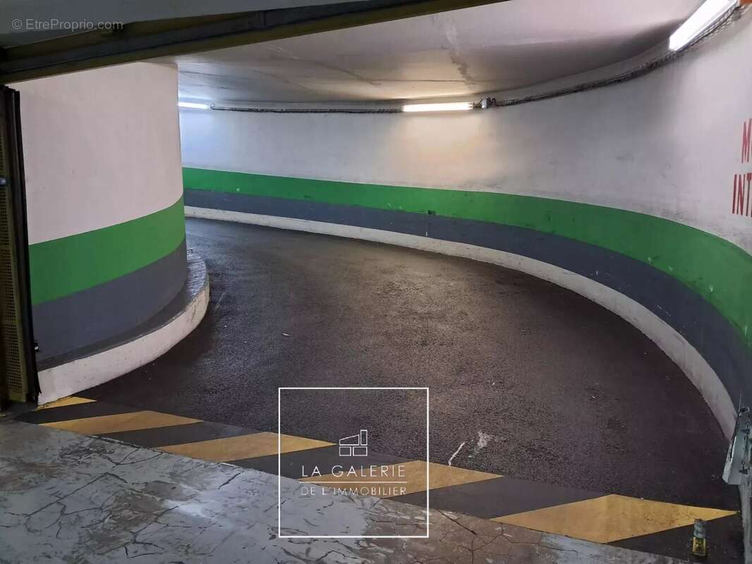 Parking à PARIS-16E