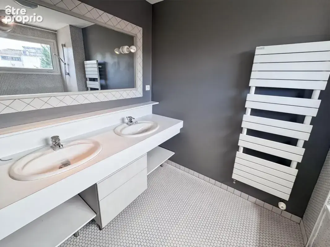 Clos chassaing /magnifique maison de ville / 5 chambres/ 3 sdb / jardin plat + terrasses/ garage et grand stationnement - photo 15
