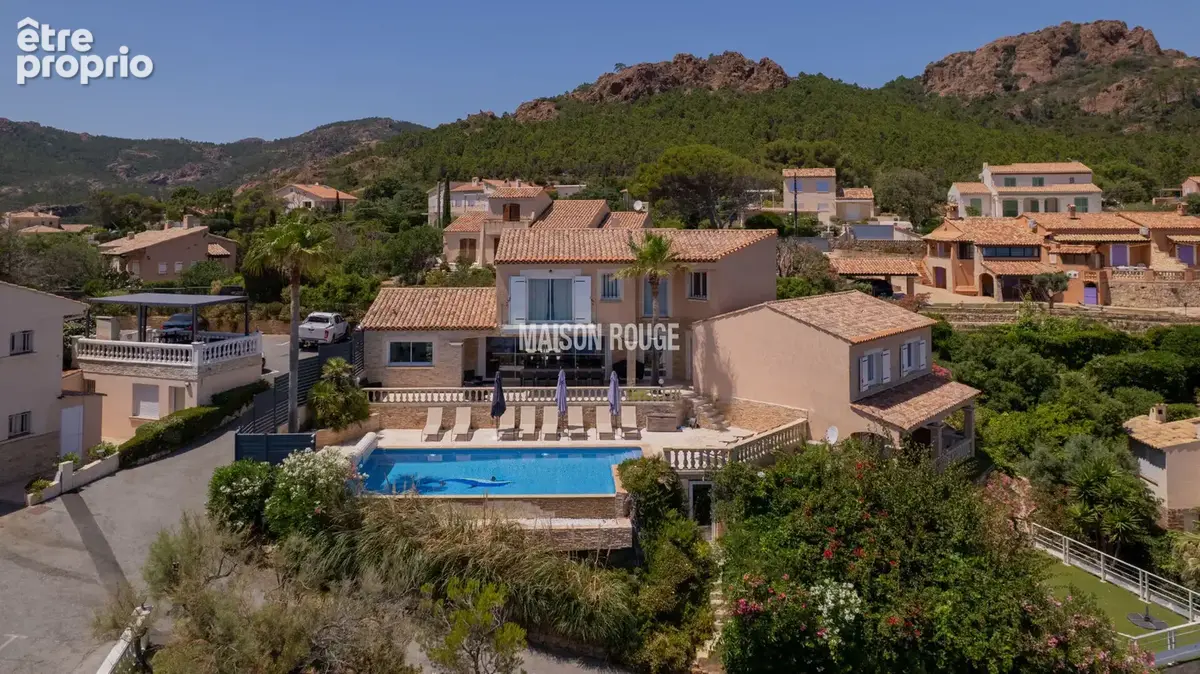 Saint-Raphaël : Villa contemporaine d'exception avec vue mer panoramique et piscine à débordement » - photo 4