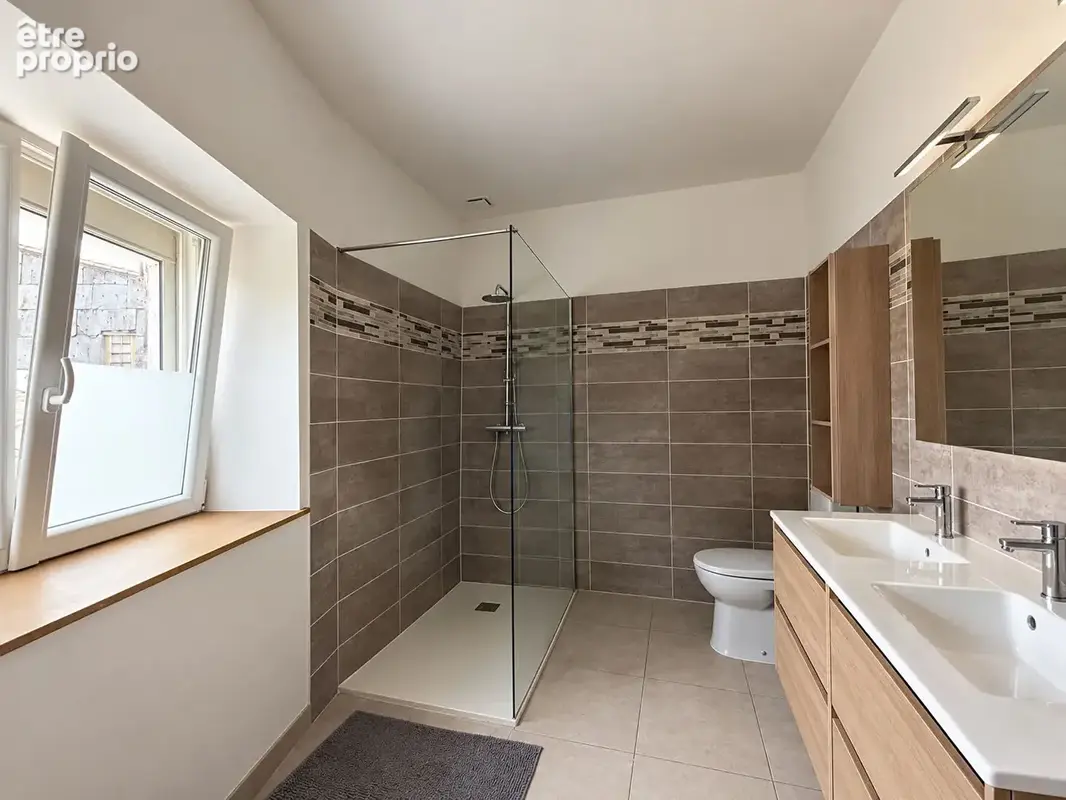 À vendre à Villegailhenc, maison de village de 6 pièces avec quatre chambres, deux cours et garage - photo 8