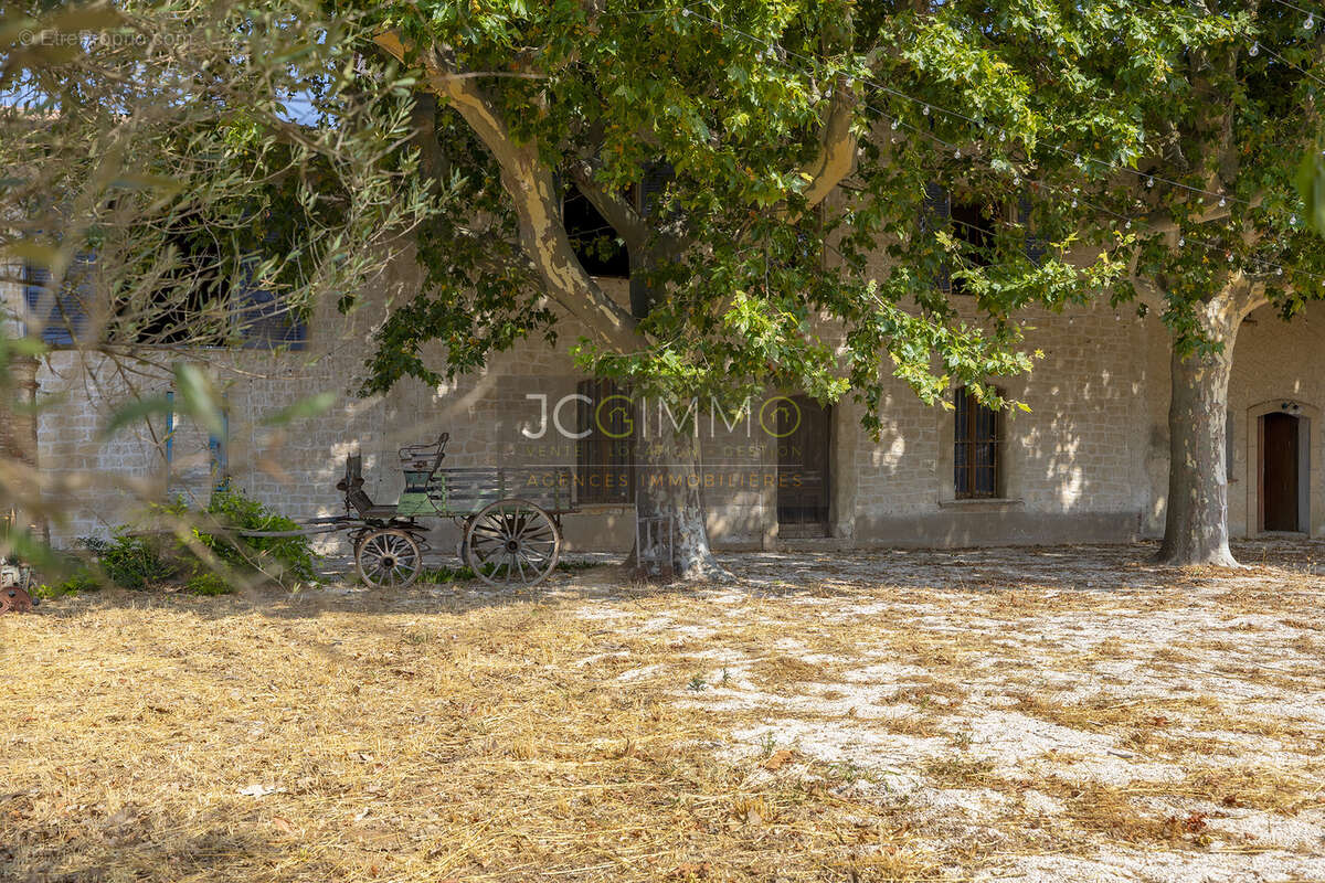 Domaine viticole avec 1 050m2 de bâtis et 300 000m2 (30 hectares) de vignes - photo 12