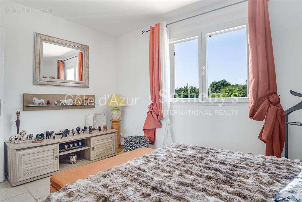 Villa provençale avec dépendance, piscine et potentiel d'extension sur terrain de 3 000 m² - photo 7