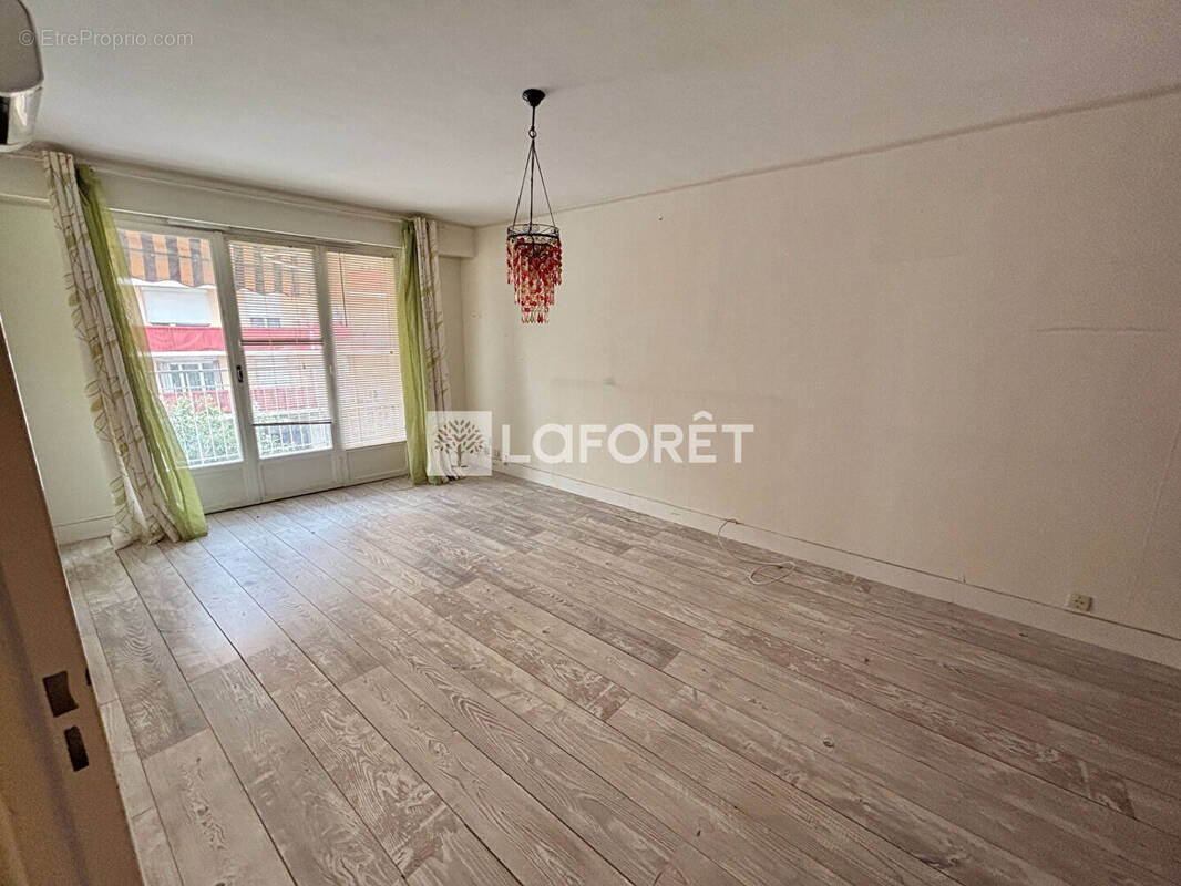 Appartement à SAINT-LAURENT-DU-VAR