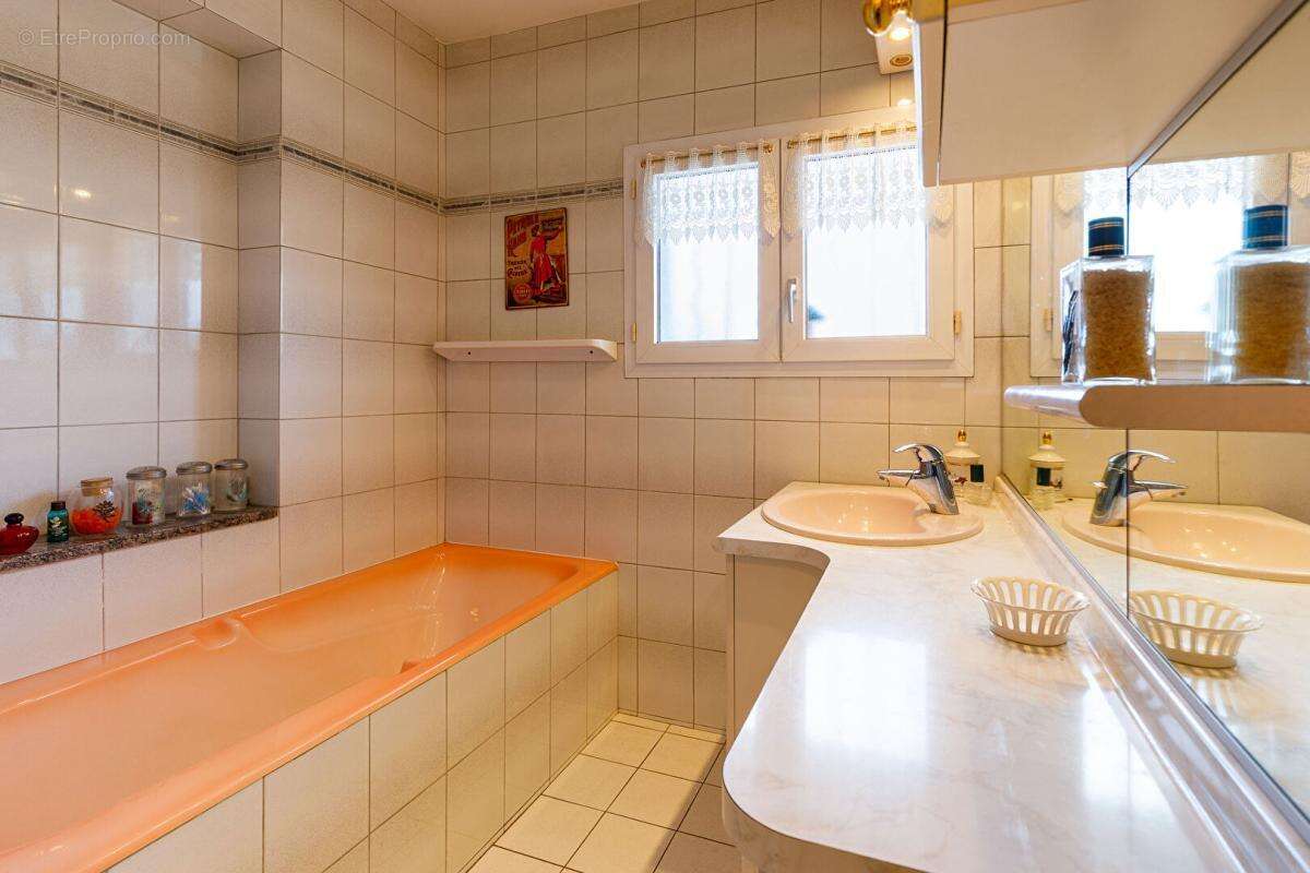 Maison 5 chambres  de 160 m² - CENTRE VILLE - photo 10
