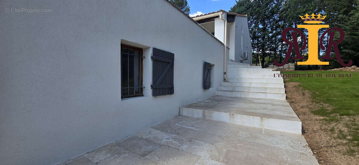 Maison 130 m² à Fox-Amphoux  - photo 2