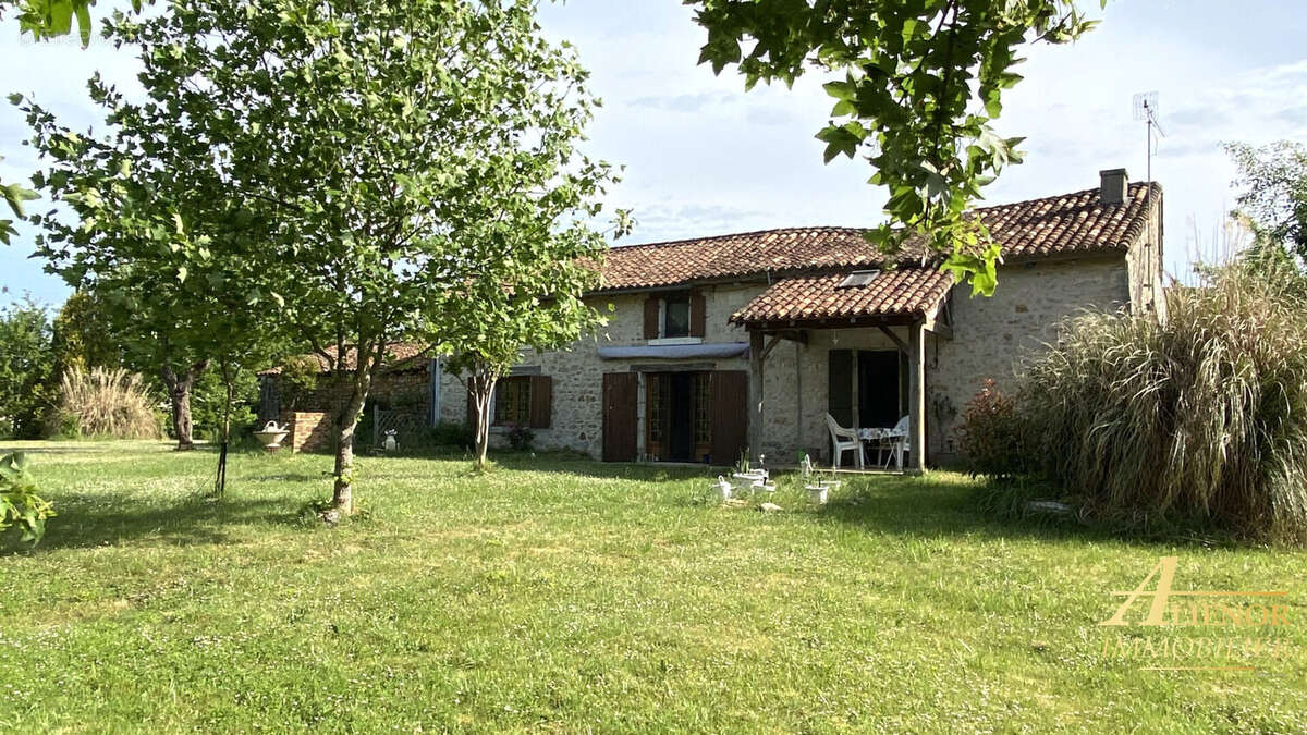 Propriété pierre avec gîte et dépendances - proche Brantôme, Quinsac 24530, - photo 12