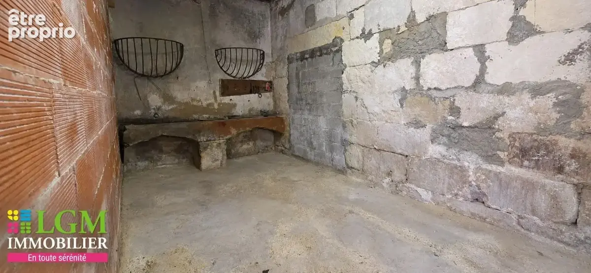 Maison de village avec cour arborée et fort potentiel - photo 6
