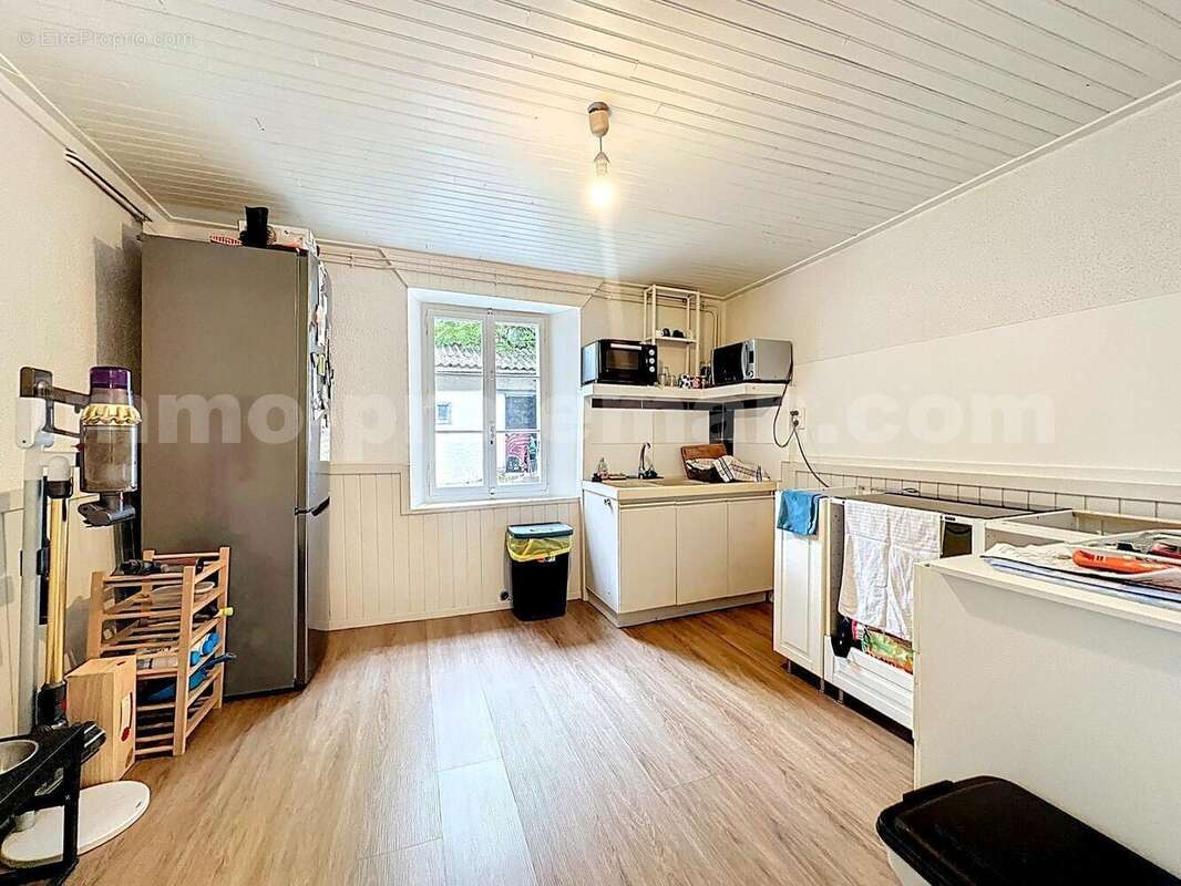 IMMEUBLE_DE_RAPPORT_BONNE_EXCLUSIVITE_2_APPARTEMENTS_rentabilité_investissements_secteur_recherché_opportunité_prox_frontière_GENEVE_SUISSE_LOCAL_T3_SEJOUR_CUISINE_CHAMBRE_BALCON_T2_SEJOUR_CUISINE - Appartement à BONNE