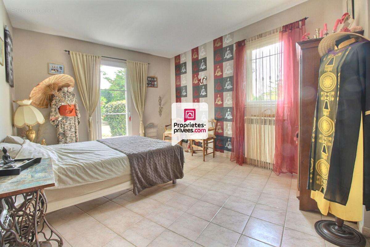 Maison à SAINT-CHAPTES