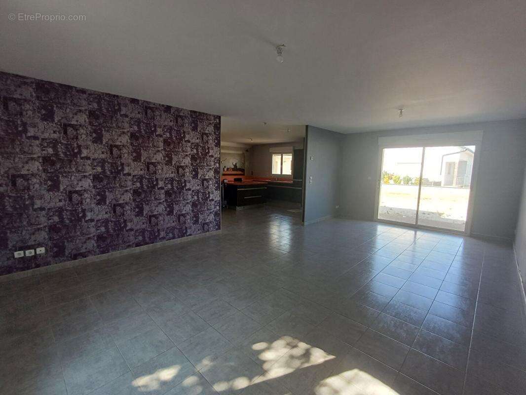 Maison à MONCETZ-LONGEVAS