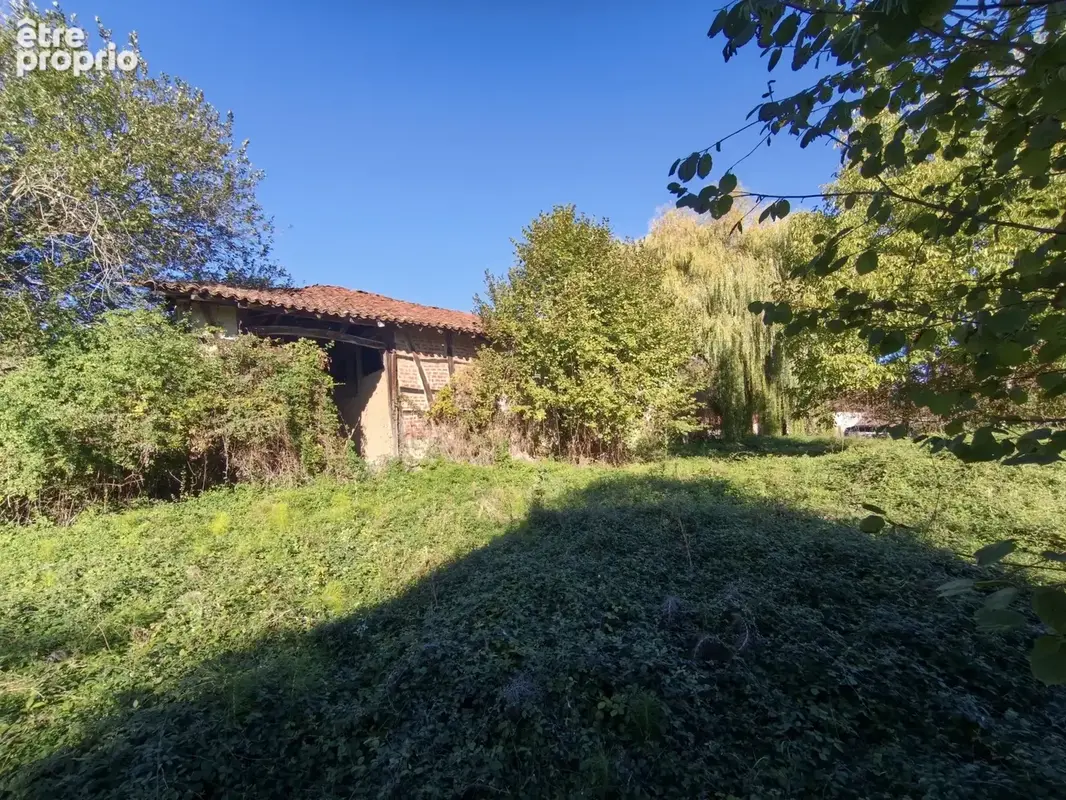 À VENDRE   Terrain constructible de 3 599 m2 avec bâtiment à rénover   Polliat - photo 7