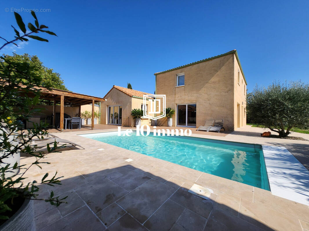 Vue extérieure avec piscine - Maison à VERTOU