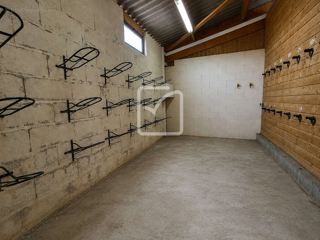 Rare   propriété équestre près de villeréal   20 ha   25 boxes   2 aires couvertes   2 habitations - photo 30