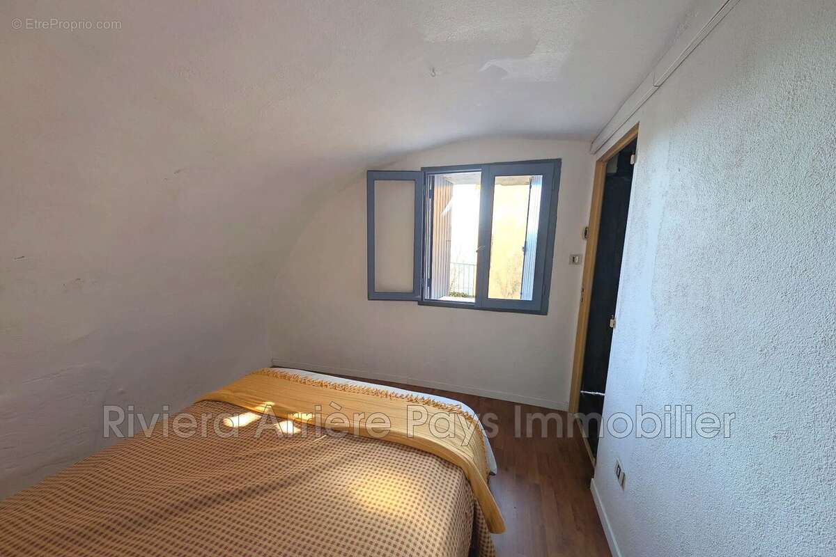 Maison à CASTELLET-LES-SAUSSES