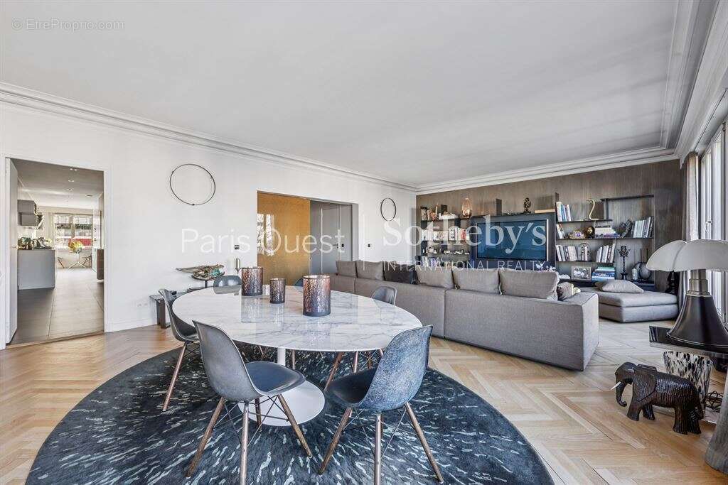 Appartement à PARIS-16E