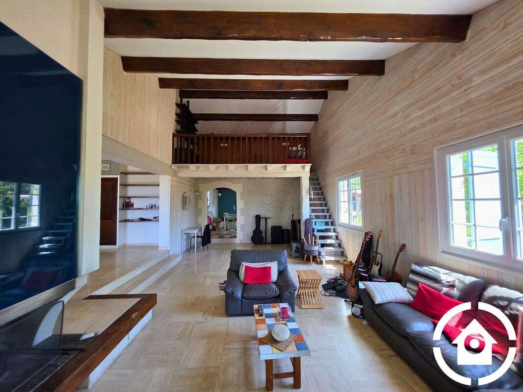 Maison à GENSAC-LA-PALLUE