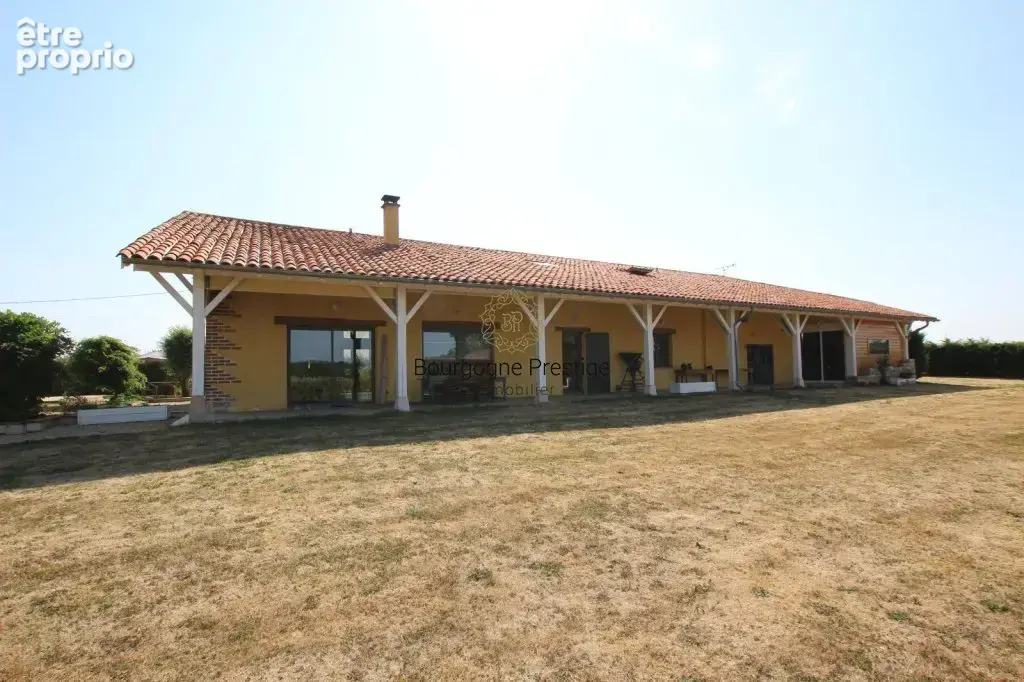 A 15 km a l'est de tournus, belle longere du xixe siecle avec piscine et dependances terrain 2912 m² - photo 3