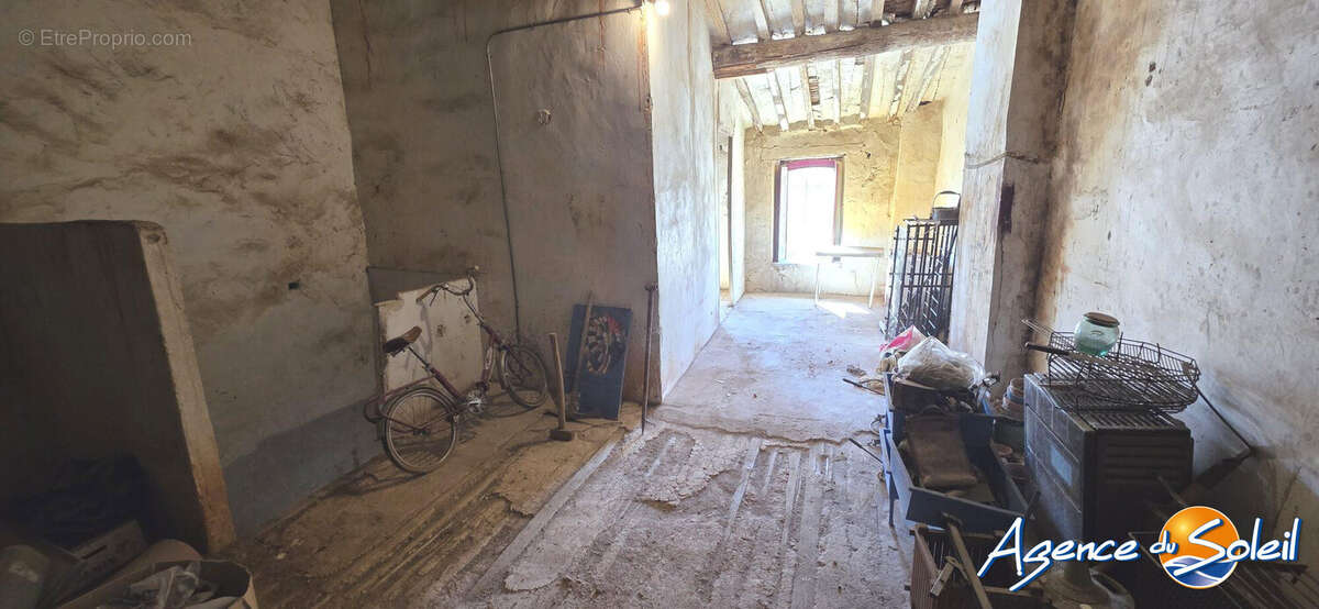 Maison à OPOUL-PERILLOS