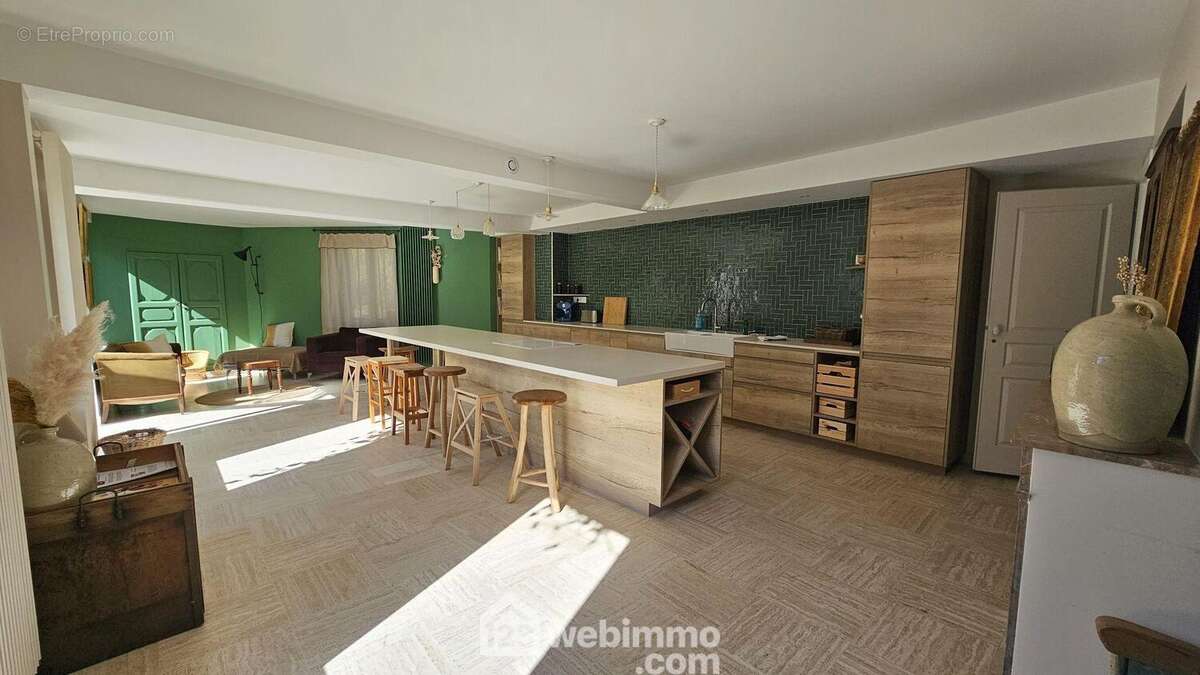 Voici la cuisine avec un espace salle à manger et salon d&#039;une surface de 53 m². - Maison à MILLY-LA-FORET