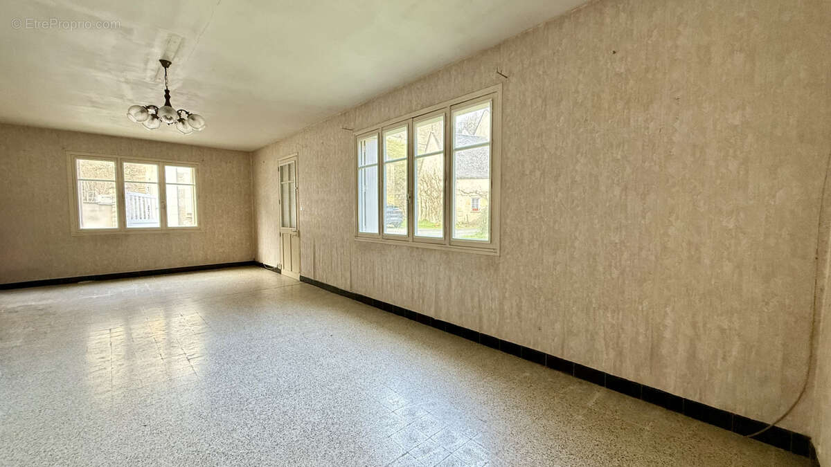 Maison à VILLAINES-LES-ROCHERS