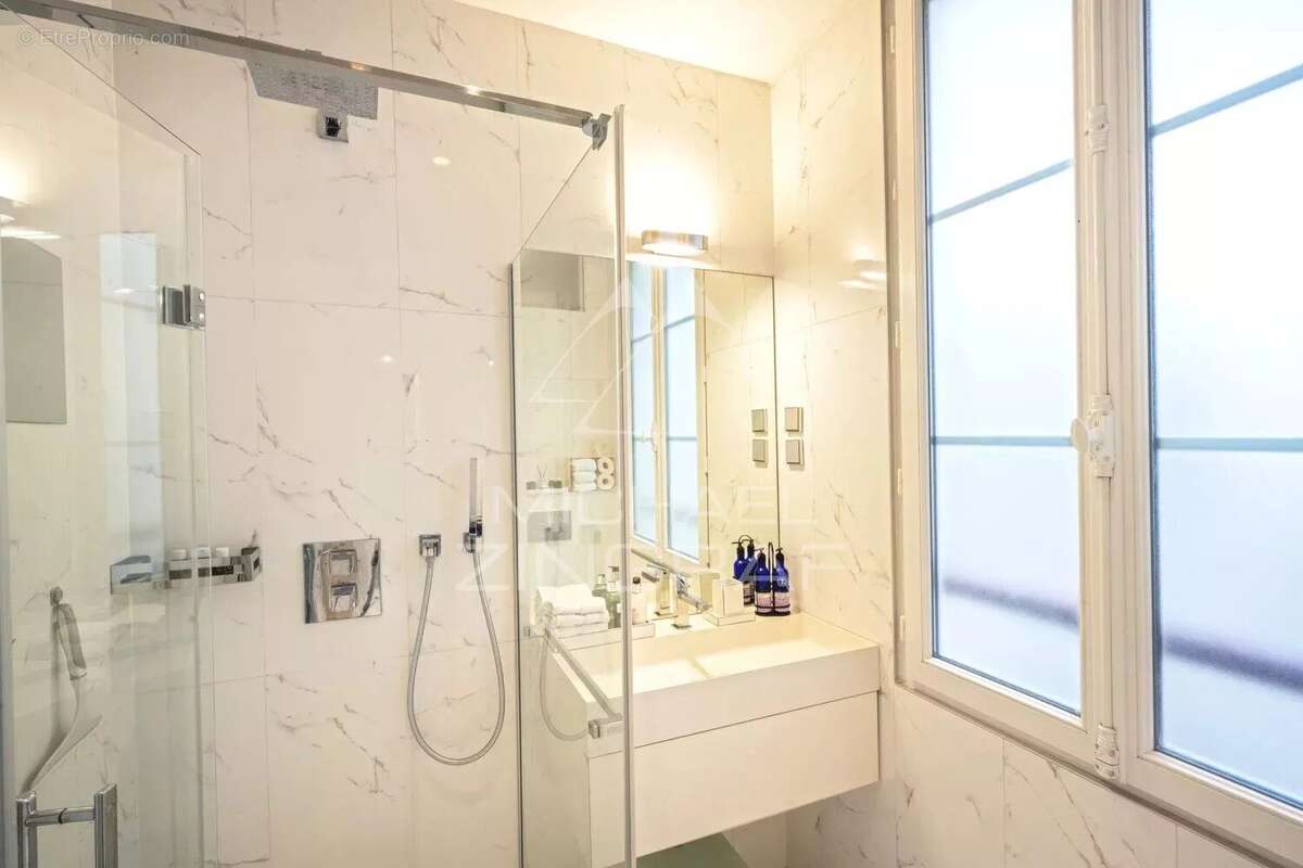 Appartement à PARIS-1E