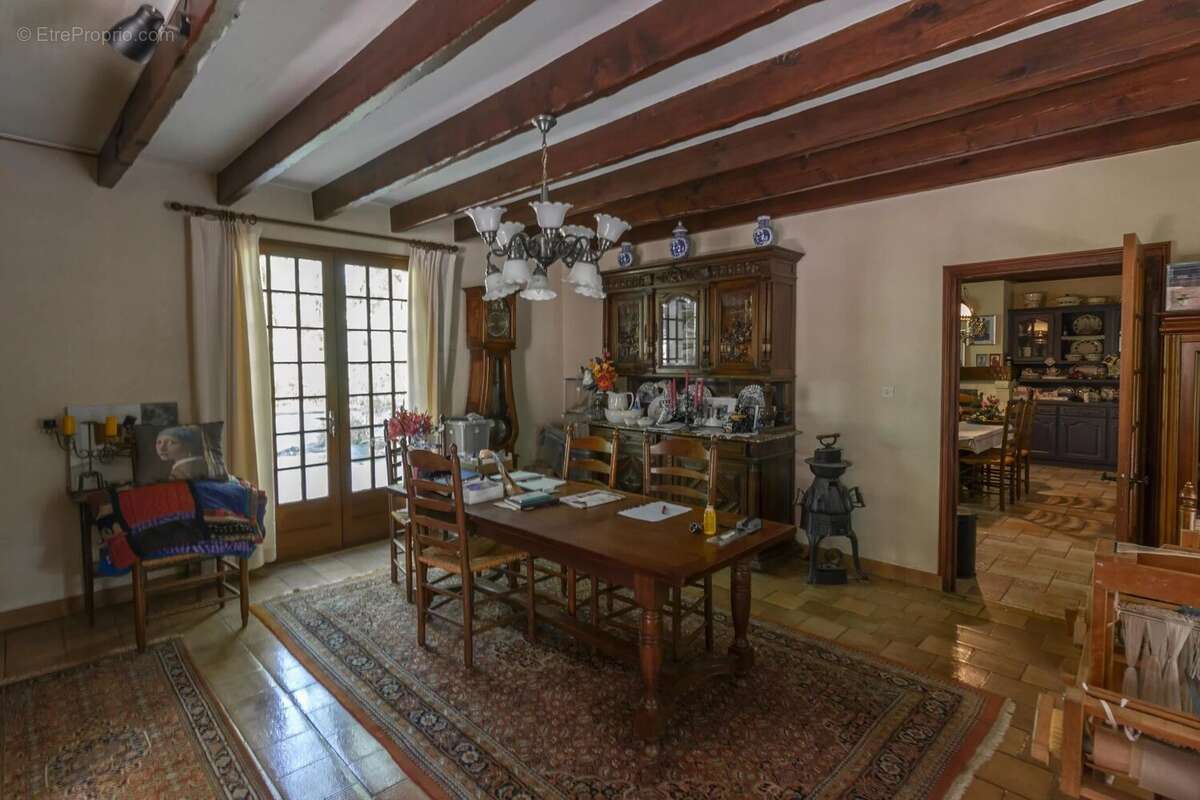 Maison spacieuse avec piscine, grandes dépendances et terrain - photo 6