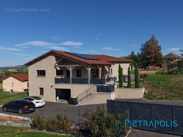 Maison à SAINT-SYMPHORIEN-DE-LAY