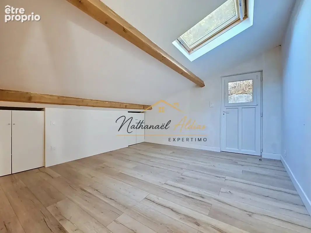 Maison avec patio extérieur et double garage - photo 13