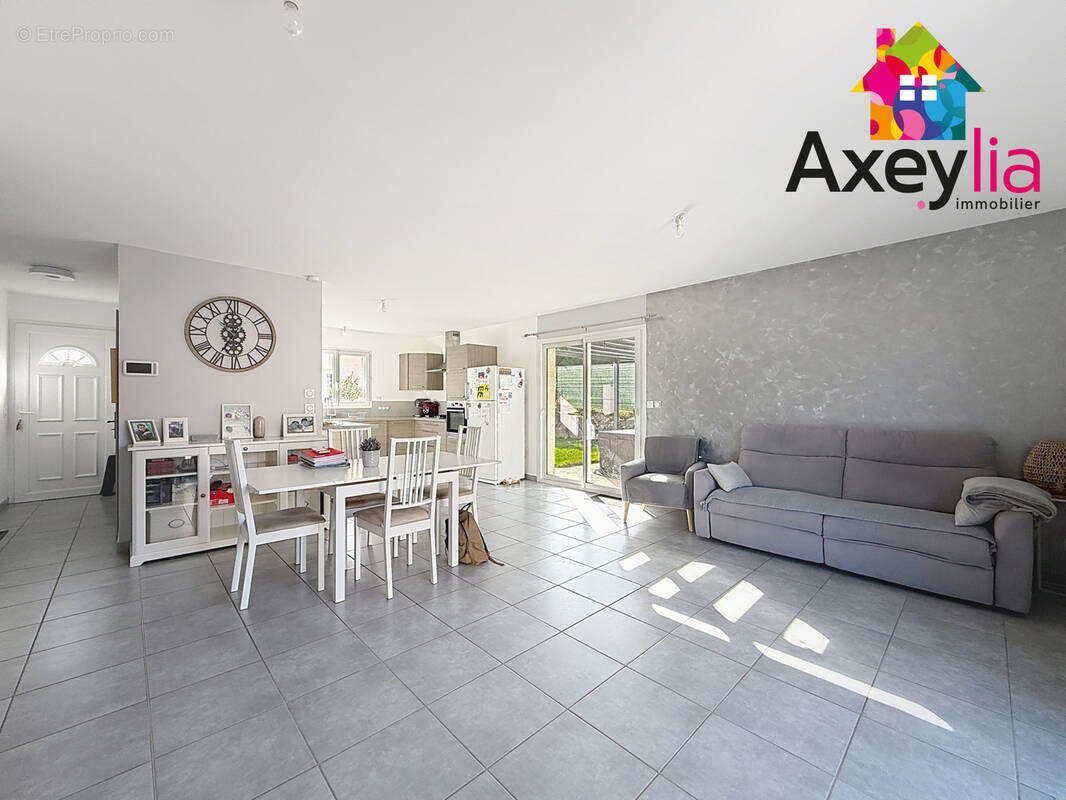 A vendre - belmont-de-la-loire - maison de 2014 avec grand garage, terrasses et terrain - photo 2