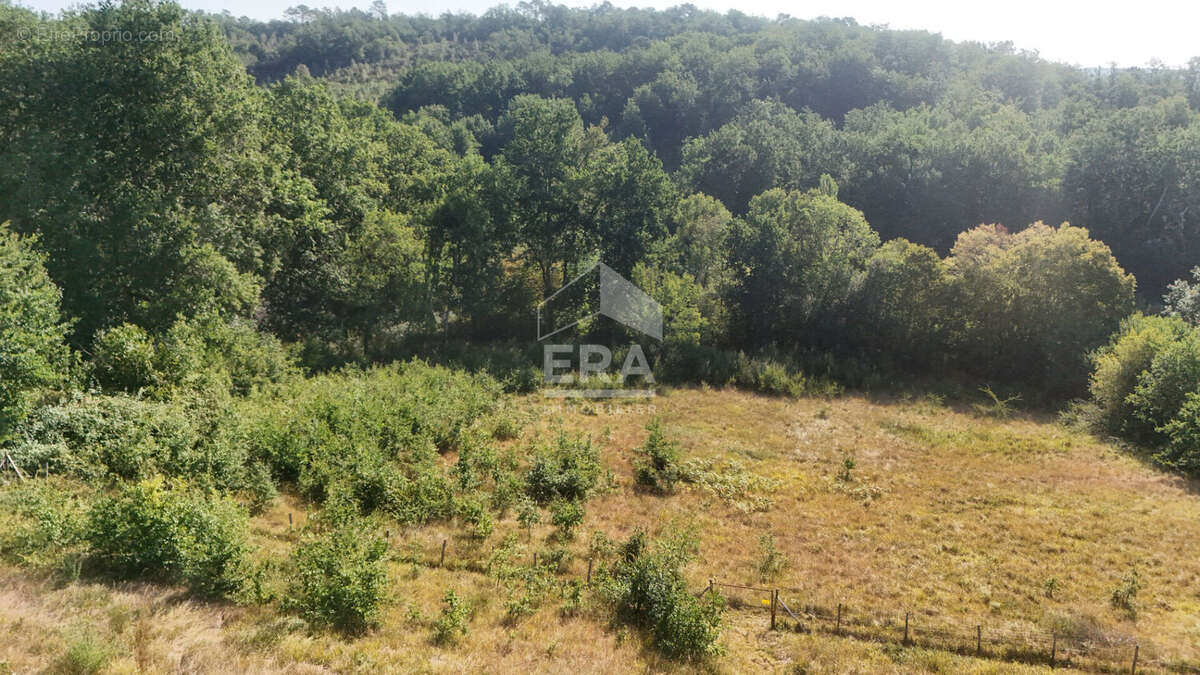 Terrain constructible 8100m² sur la commune du Fleix - photo 3