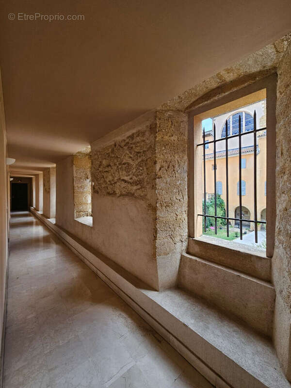 Bureaux de 146,97 m2  avec 2 places de parking à Aix En Provence cours Mirabeau - photo 2