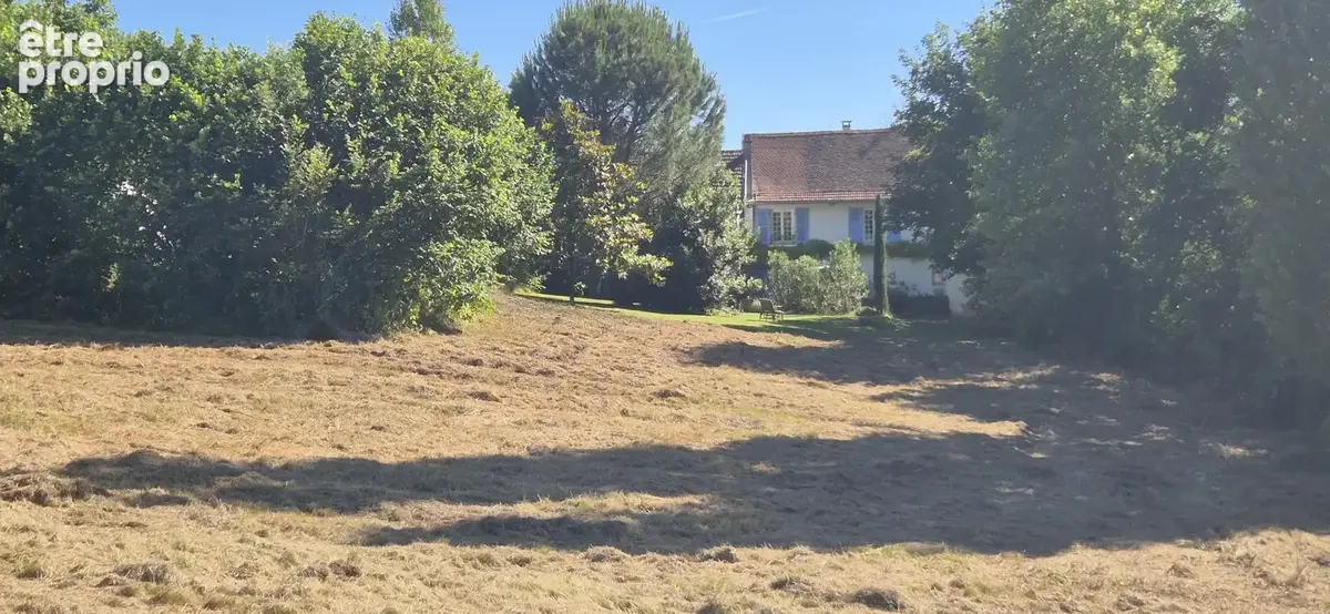 Bâtisse de 140 m2 habitables sur parce de 3375 m2, avec garage, grange et caves. - photo 5