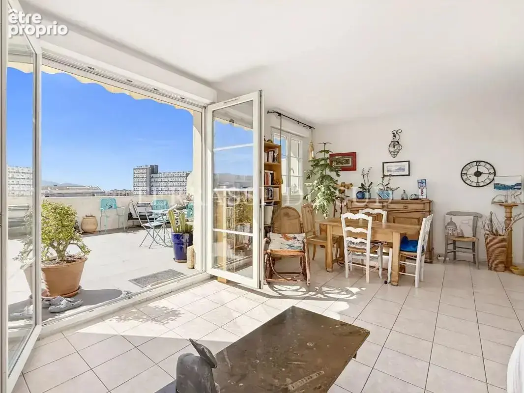 Vente Appartement T2/3 de 58 m2 LC avec Grande Terrasse, Parking Privatif et Cave - Montolivet Marseille 12 - photo 7