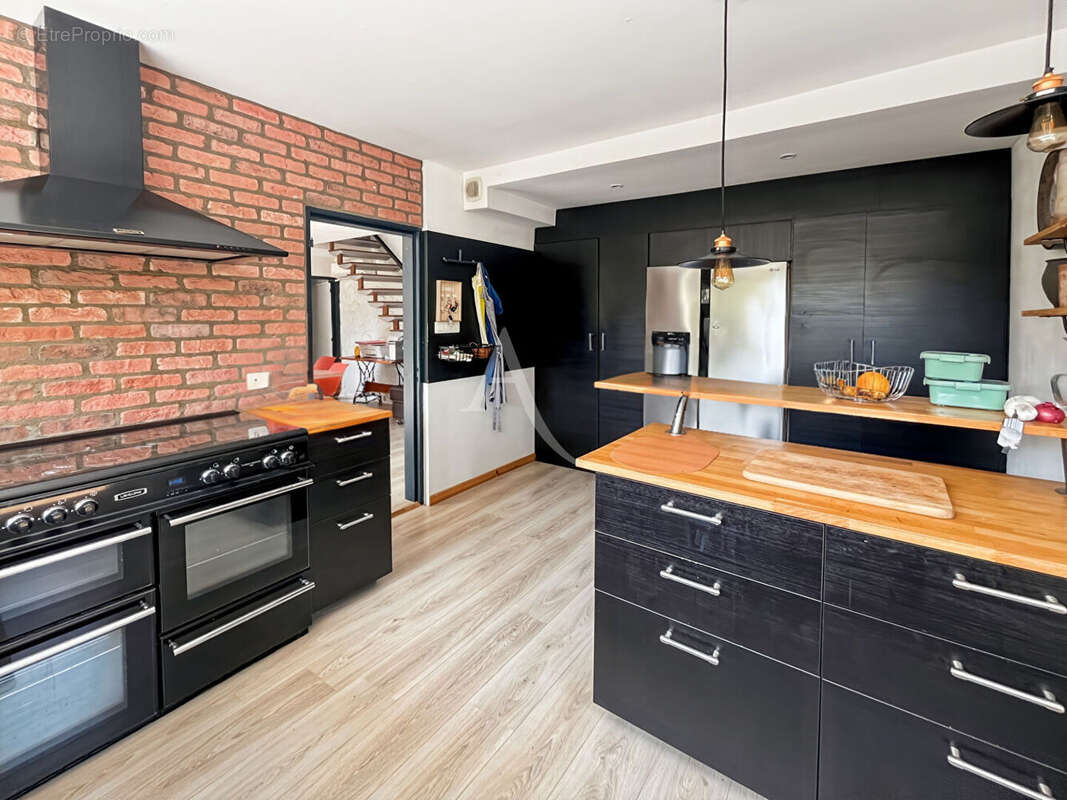 A VENDRE - Maison familiale avec piscine dans quartier calme - photo 9