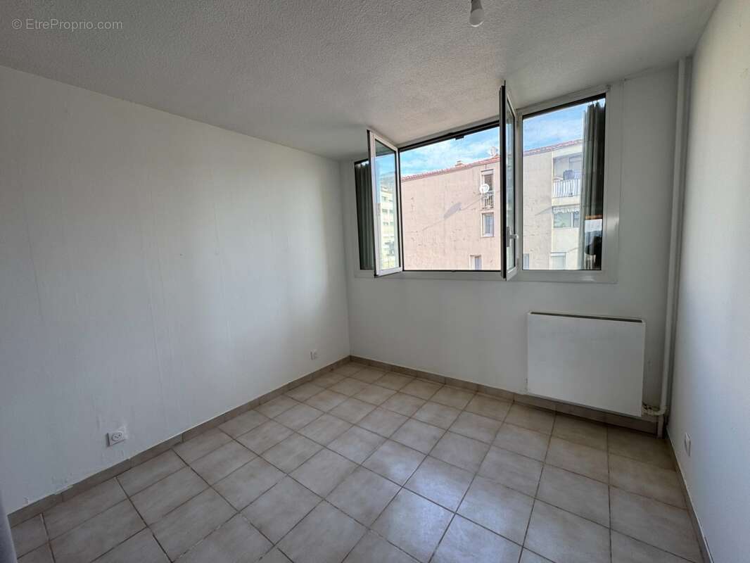 Bel appartement 5 pièces (3 chambres) avec terrasse, aperçu mer, cave et parking privé - photo 12