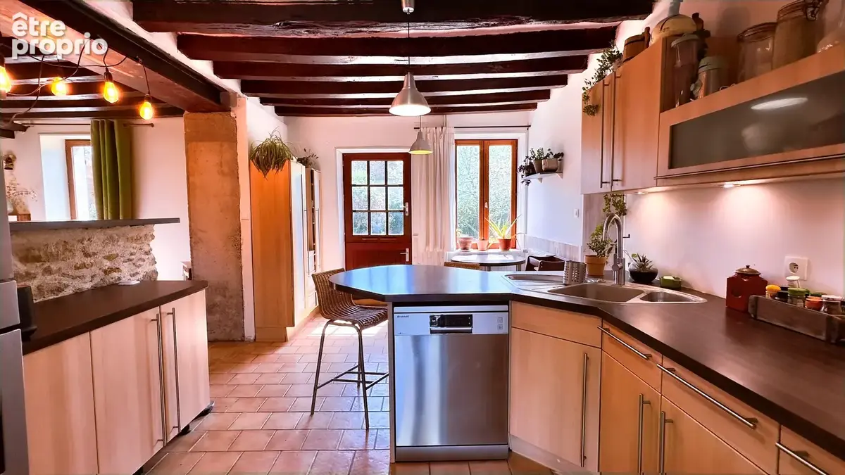 Maison T9 de 206 m2 avec jardin, cave, serre et garages - Courcebœufs - photo 5