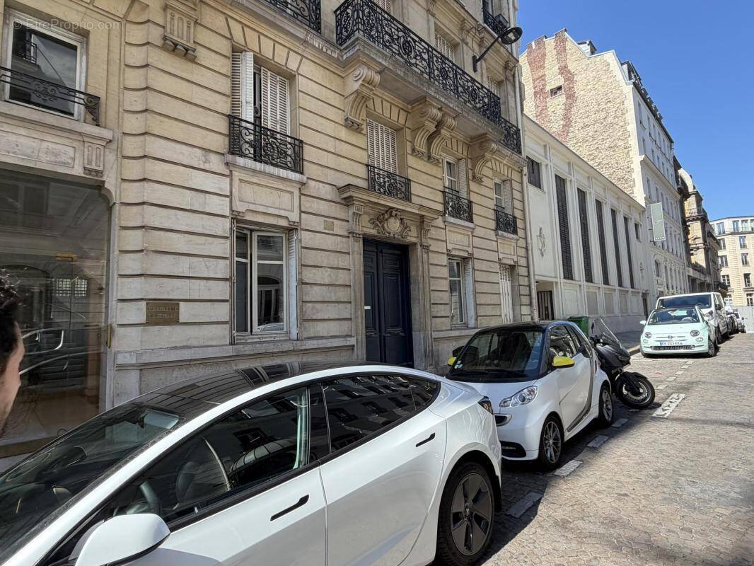 Commerce à PARIS-8E