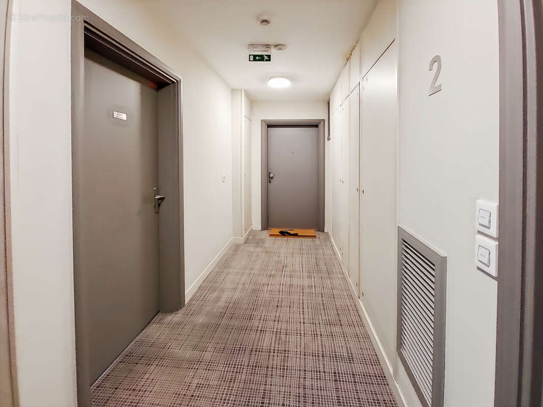 Grand F2 très lumineux / 1 chambre de 14 m2 environ / dressing ou bureau de 8.24 m2 /  balcon de 6.32 m2 parki - photo 9