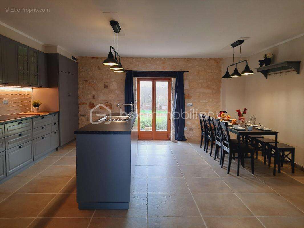 Maison à LUSSAS-ET-NONTRONNEAU