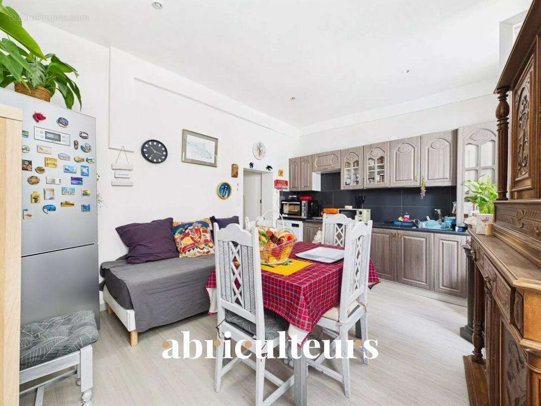 Maison à LA ROQUE-D&#039;ANTHERON