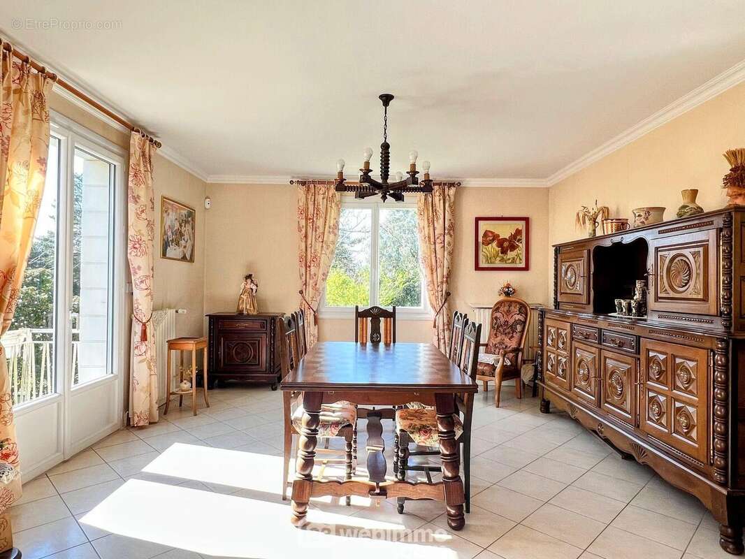 ... d'un spacieux séjour exposé Sud... - Maison à ANGERS