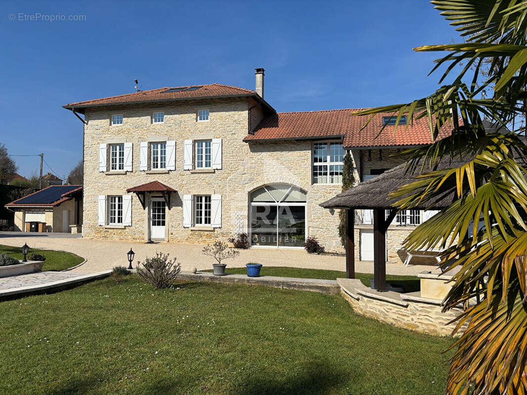 Maison à SAINT-BAUDILLE-DE-LA-TOUR