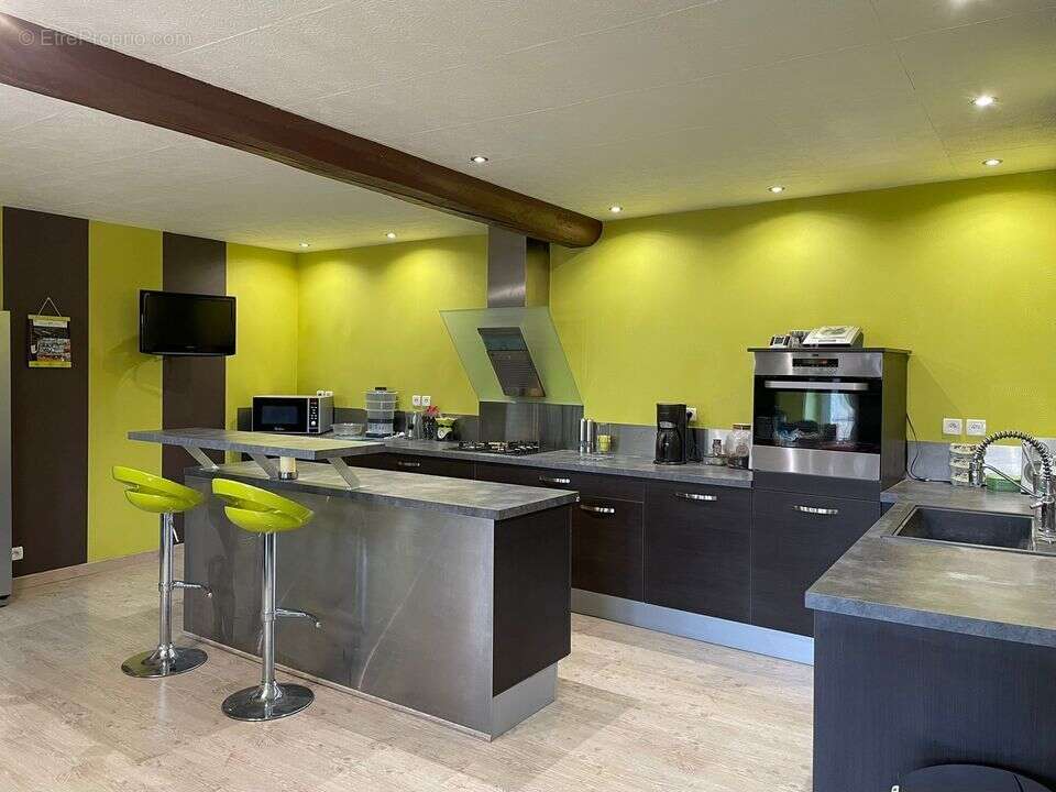 A PRUZILLY PROCHE MACON EN BOURGOGNE MAISON 5 PIECES DE 125 M² - Maison à PRUZILLY