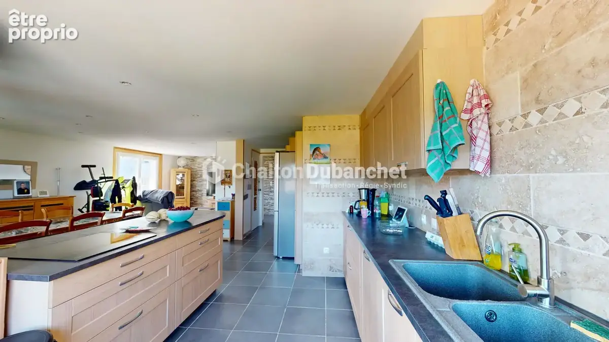 COURS (69) - Maison de ville rénovée de 82 m² avec terrasse - photo 3