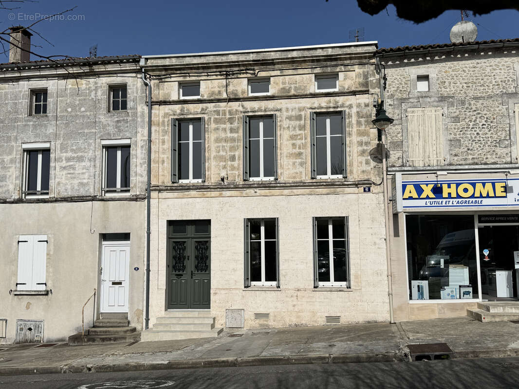 Maison à BARBEZIEUX-SAINT-HILAIRE