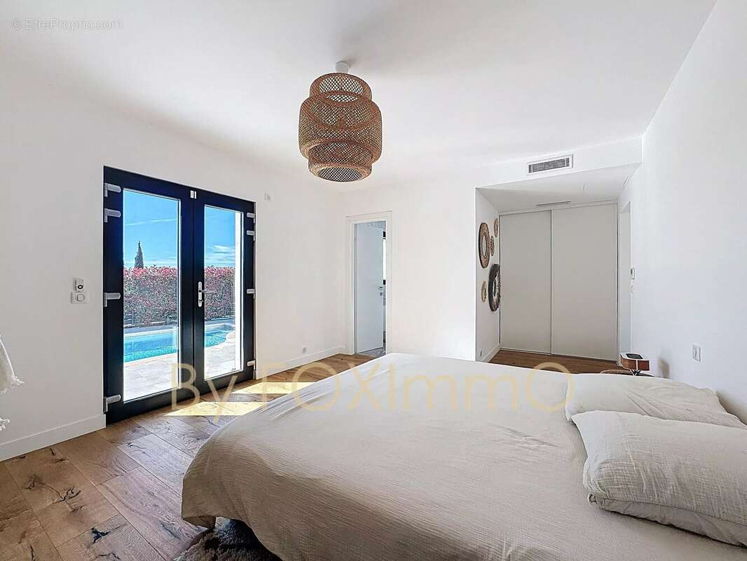 Limte  Vence, villa rénovée 300 m² – 5 suites – Piscine – Position dominante – Bien rare sur le secteur - photo 14