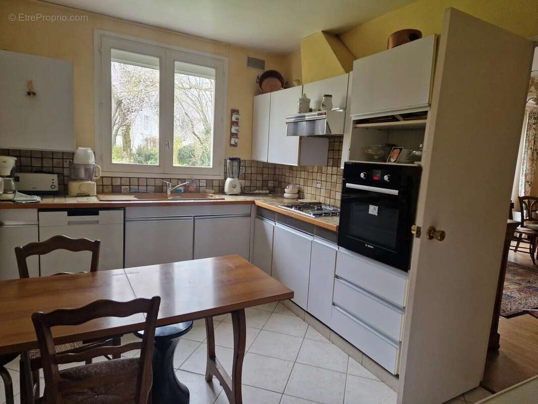 Maison 180 m² à Voisins-Le-Bretonneux  - photo 3