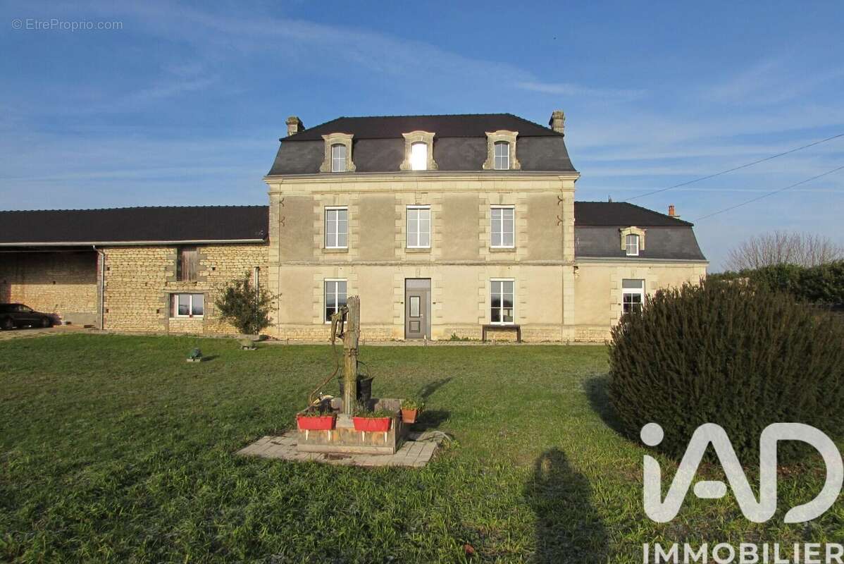 Maison 178 m² à Chalais  - photo 2